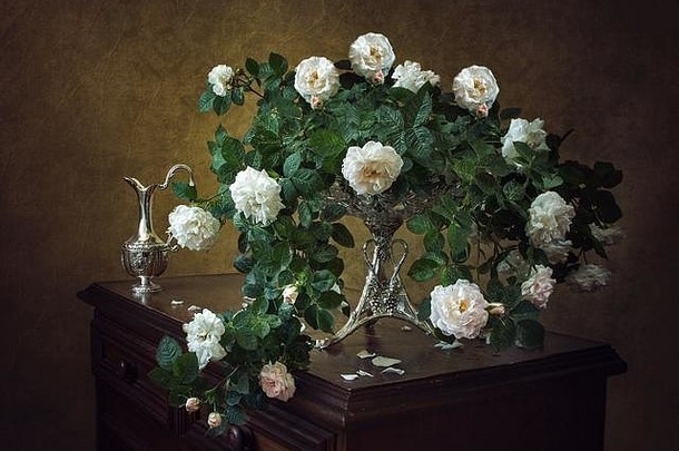 静物画，带着一束白玫瑰