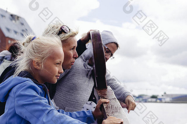 家庭享受船旅行波罗的海海海岸