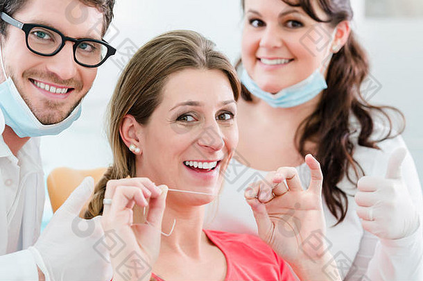 女牙医使用牙线