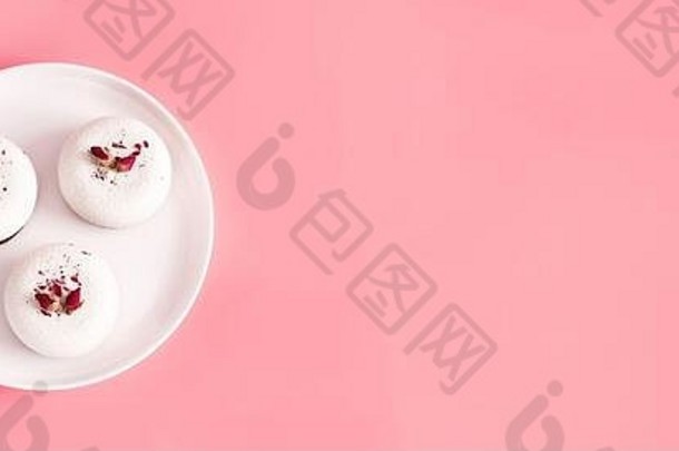 摩丝糕点甜点覆盖白色巧克力装饰玫瑰味蕾柔和的粉红色的背景现代时尚的蛋糕平躺风格复制