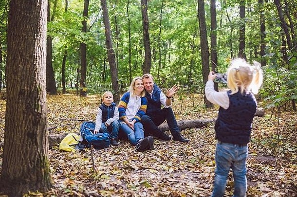 旅行旅游徒步旅行技术家庭概念快乐孩子使照片父母森林妈妈爸爸构成照片女儿需要照片