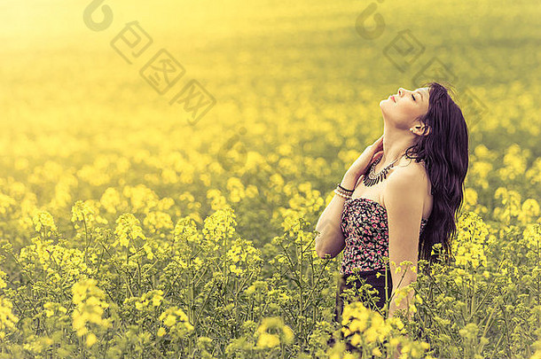 有吸引力的真正的年轻的女孩享受温暖的夏天太阳宽绿色黄色的草地部分系列