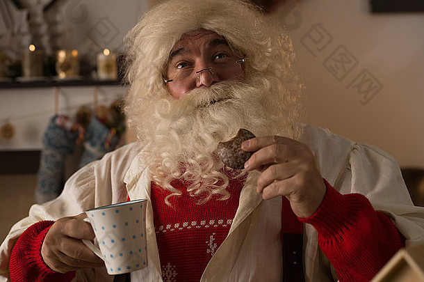 圣诞老人在家。喝牛奶和吃饼干