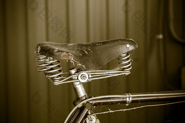 一辆老式自行车的鞍座特写。