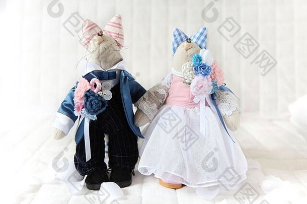 手工玩具婚礼。纺织品、织物和纱线制成的娃娃。手工缝制的猫。