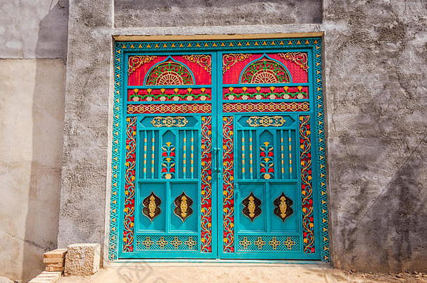 中国新疆吐鲁番典型的彩色大门