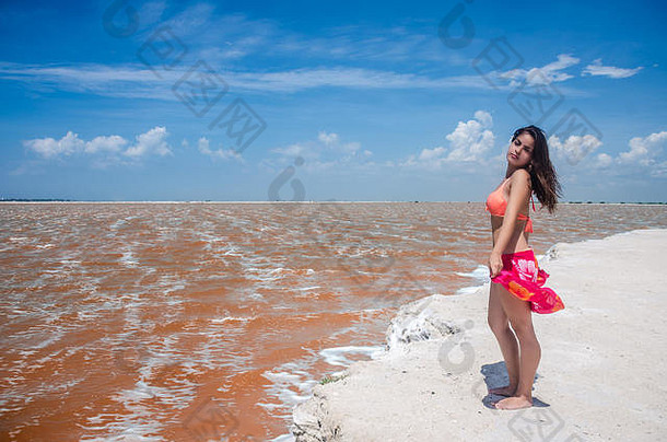 美丽的年轻的女人粉红色的水域这些coloradas