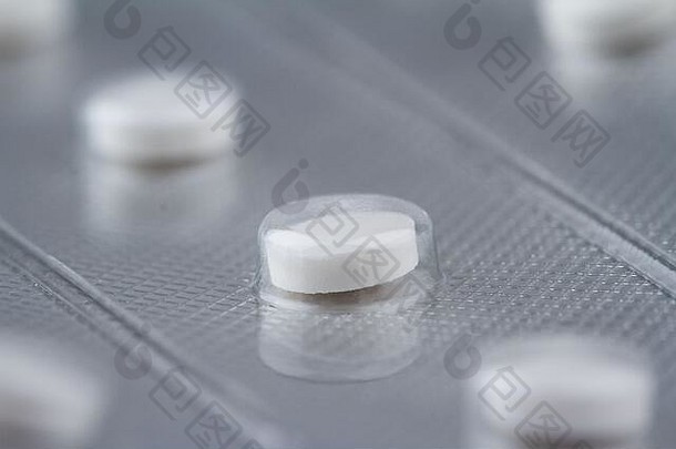 宏特写镜头的角度来看视图行医疗白色轮药片受保护的塑料胶囊银制药包装泡