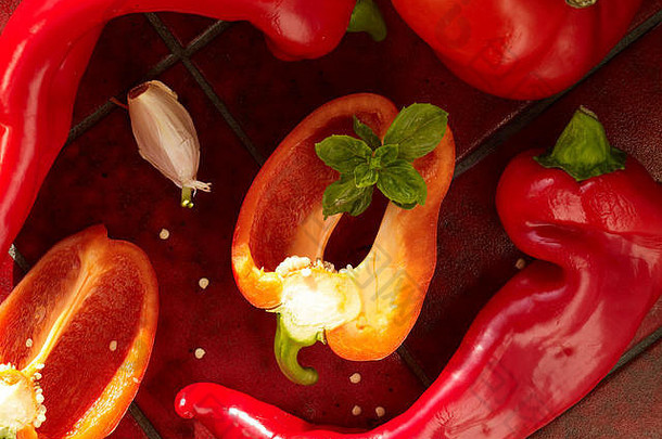 甜椒和大蒜静物食品照片