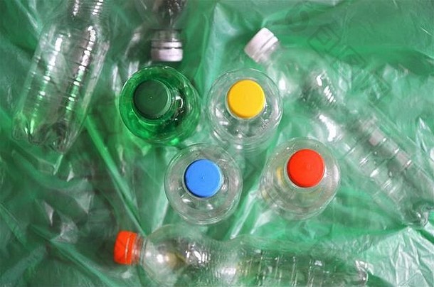 垃圾袋中的塑料饮料瓶