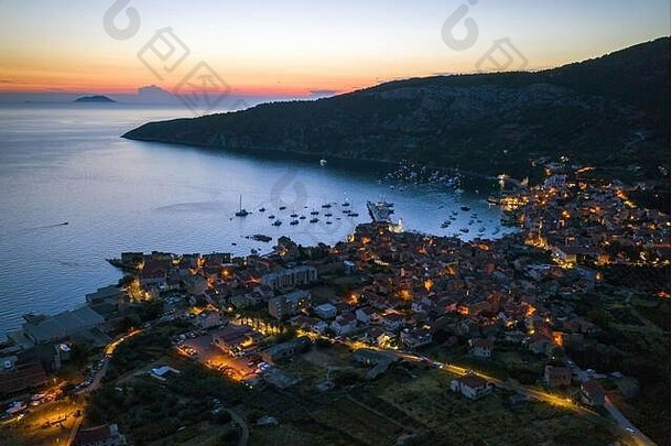 克罗地亚海滨小镇科米扎夜间鸟瞰图