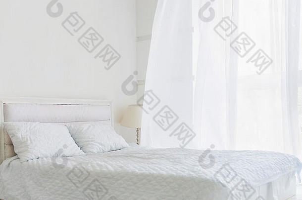抽象的房间，白色的床，白色的墙，白色的窗帘