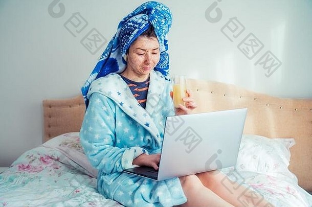 肖像女人浴袍毛巾头应用擦洗面具脸移动PC坐着床上Lifest