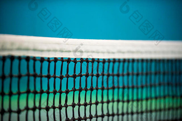 蓝墙背景上的网球场网
