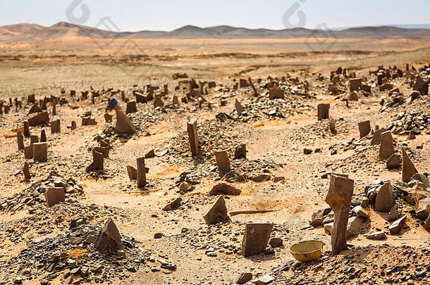摩洛哥撒哈拉沙漠边缘废弃采矿村的柏柏尔旧墓地。