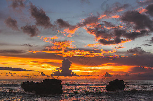壮丽多彩的热带日落。令人惊叹的红色、橙色、粉色云彩。热带背景。