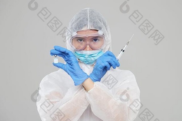 生物危害。中国冠状病毒的流行。一名身穿防护服和面具的亚洲妇女手持注射器和疫苗。疫苗f