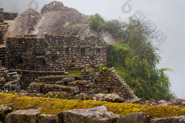 巨石背后的云层和马丘比丘自然中失落城市的历史遗迹。秘鲁。没有人。