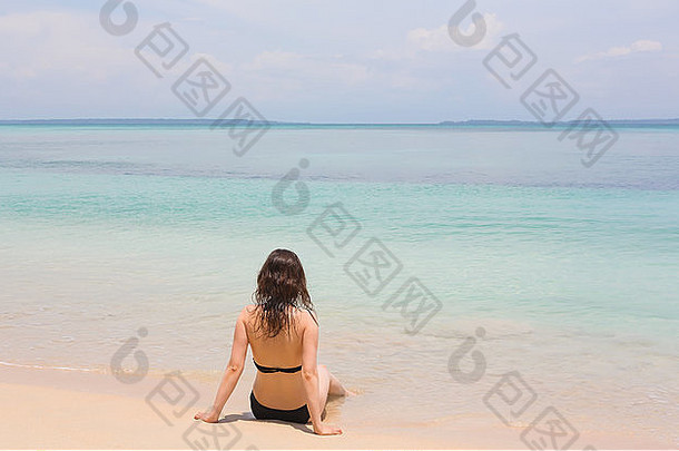 女人坐着海滩群岛嘴的红巴拿马