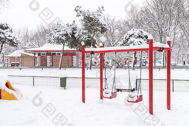 孩子们操场上公共公园覆盖冬天雪