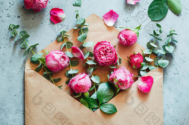 粉红色的玫瑰信封灰色背景概念春天情人节一天