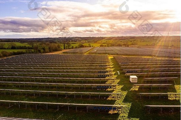 斯塔福德郡太阳能农场鸟瞰图，气候变化导致的可再生、可持续能源，农村的自然能源太阳能电池板