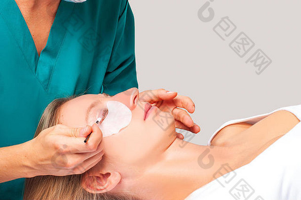 睫毛护理治疗程序。妇女做睫毛层压，染色，卷曲，层压和延长睫毛。