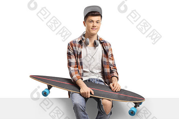 男子滑板手，长板坐在白色背景上的隔离板上