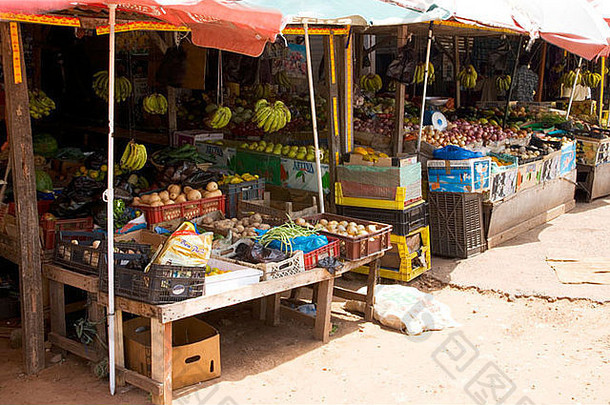 非洲冈比亚巴考的水果和蔬菜市场摊位