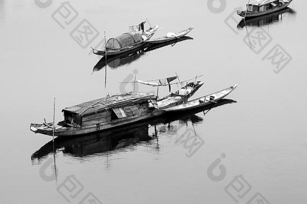 越南广平乡村的美丽风景，一天，一群划船漂浮在渔村的河上