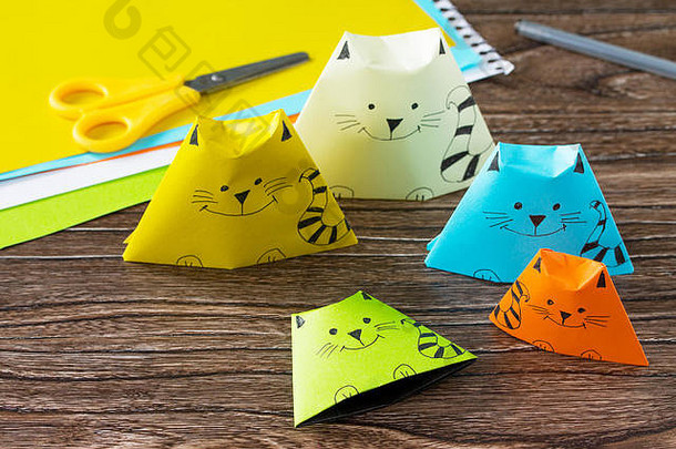折纸玩具使纸木偶猫胶水剪刀纸木表格孩子们的艺术项目工艺孩子们工艺孩子们复制