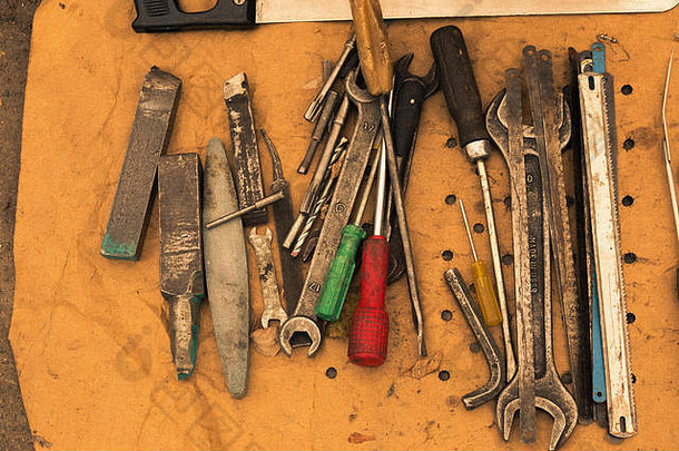 金属人工具。粗犷的铁艺。酿造的