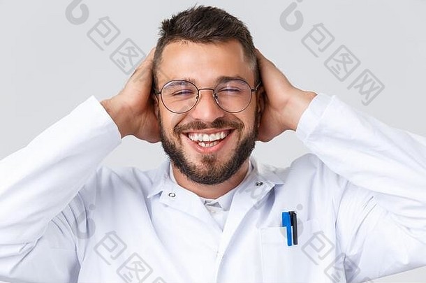 医护人员2019冠状病毒疾病流行的概念戴眼镜、身穿白大褂、面带微笑、心情愉快的西班牙裔男医生的特写镜头
