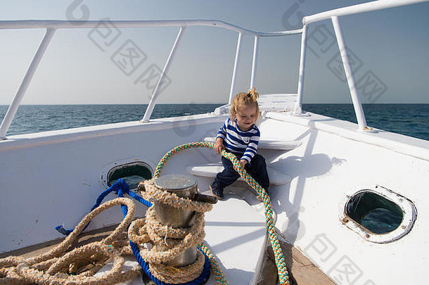 海上旅行概念。小孩喜欢乘船出海旅行。海上旅行的男孩水手。海上旅行和巡航。让你的梦想起航吧。