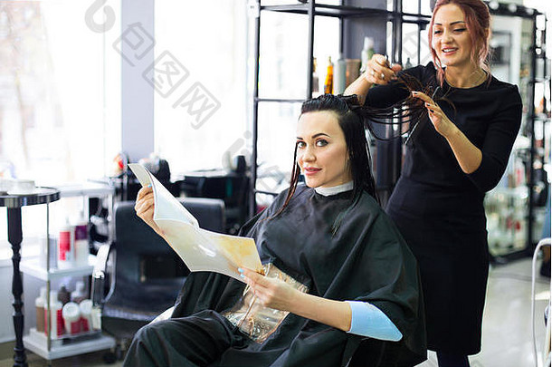 专业理发师准备给发型美丽的快乐的女客户端梳理头发美行业服务