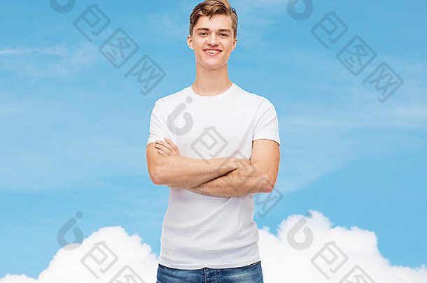 微笑年轻的男人。空白白色t恤