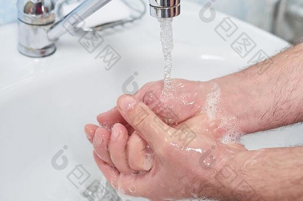 卫生概念。用肥皂洗手，在水龙头下面用水。冠状病毒防护