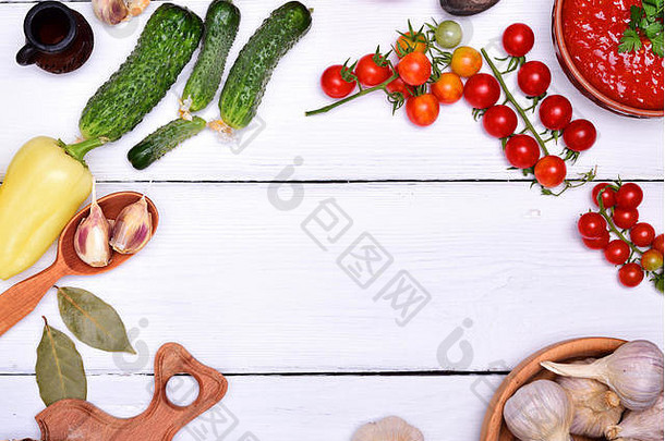 汤新鲜的红色的番茄西班牙冷汤陶瓷棕色（的）板新鲜的蔬菜白色表格免费的空间中间
