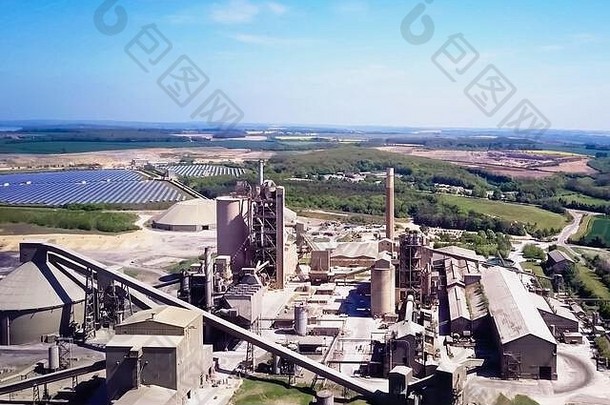 大型水泥厂。该工厂以工业规模生产水泥。