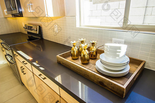 现代化的厨房，配有木制盘子