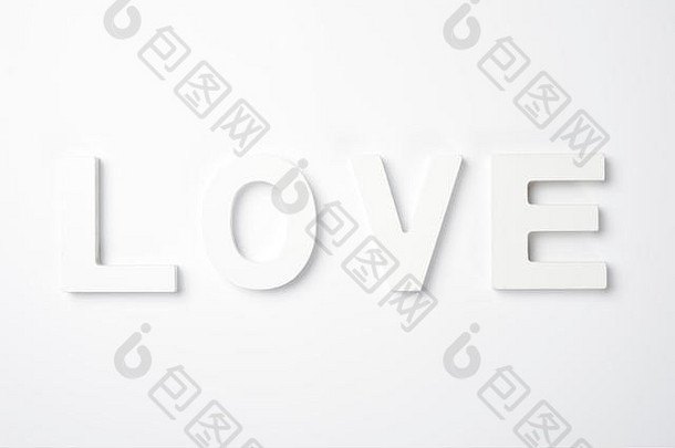 在白色背景上构成“爱”一词的白色字母