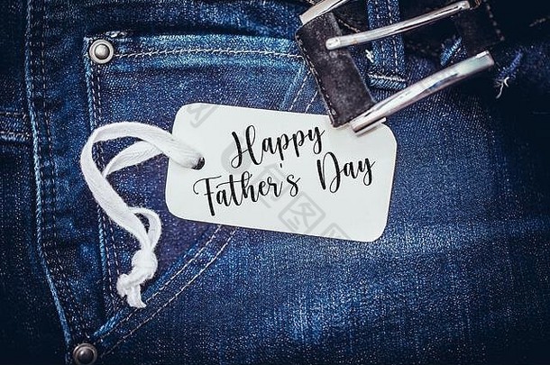 白色纸卡深蓝色的牛仔裤口袋里父亲一天概念问候卡牛仔裤背景空间文本父亲的一天生日