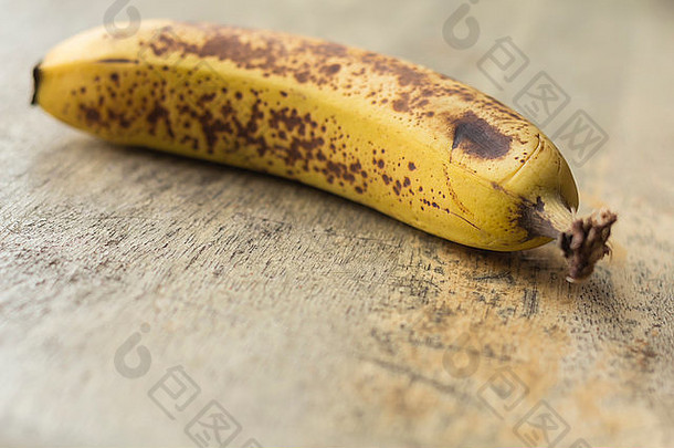 有斑<strong>点</strong>的棕色香蕉，可以用来烤香蕉面包