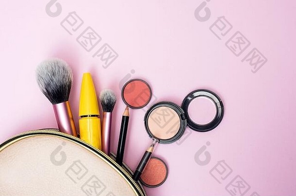 开销视图使产品溢出粉红色的化妆品袋粉红色的<strong>背景</strong>美时尚购物概念