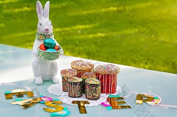 兔子纪念品画<strong>鸡</strong>蛋传统的复活节面包塔姆勒绿色草背景