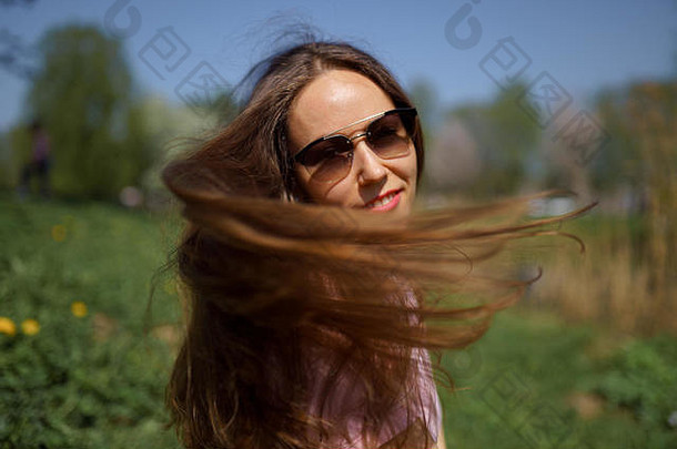 年轻的快乐旅行者棕色（的）头发的女人女孩微笑把目的地国家粉红色的樱花樱桃开花树波罗的海