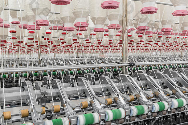 车间内的机械设备用于生产螺纹、特写。工业纺织厂内部