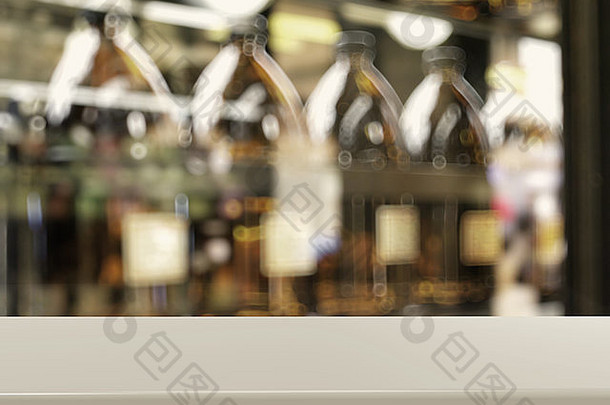 空桌子和模糊的复古瓶，带背景，产品展示橱窗