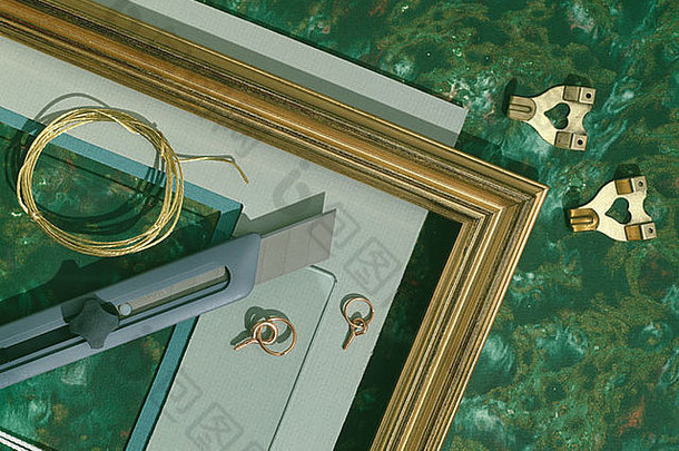 镀金相框的特写镜头，带有Stanley刀黄铜线和挂钩