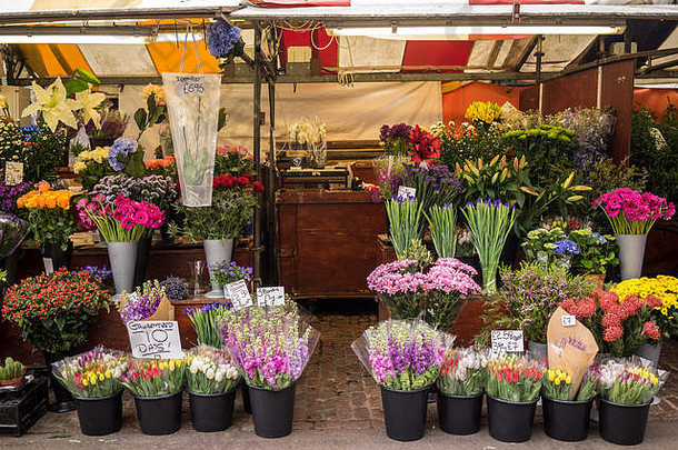 <strong>英国剑桥大学</strong>城的市场上摆满了鲜花